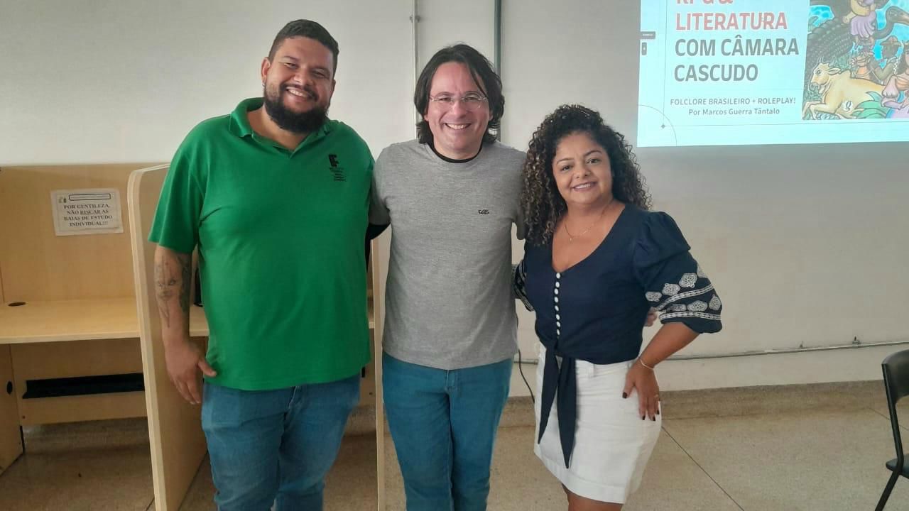 Professor Cloves, palestrante Marcos e a bibliotecária do Câmpus, Rosiane